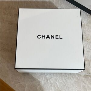CHANEL White Gift Box